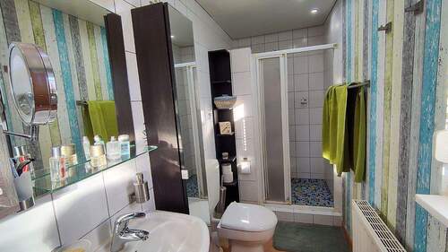 Bad m. geräumiger Dusche unten - Einfamilienhaus mit 137,00 m&sup2; in Brieselang zum Kaufen