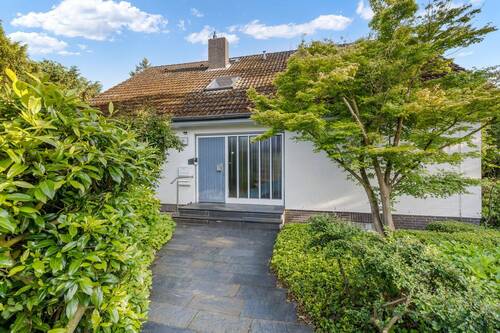 Blick auf den Eingang - LENAU - Ein Haus zum Ankommen und Weiterentwickeln in ruhiger Lage von Isernhagen!