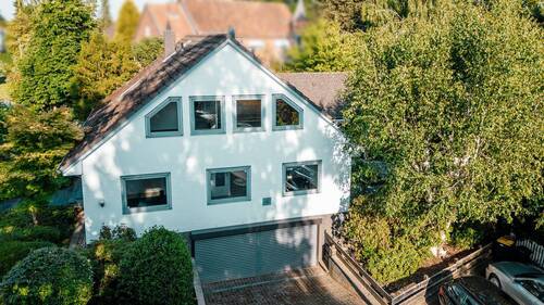 Blick von der Seite - 8 Zimmer Einfamilienhaus zum Kaufen in Isernhagen