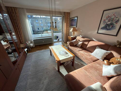 Wohnzimmer mit Möbeln - 