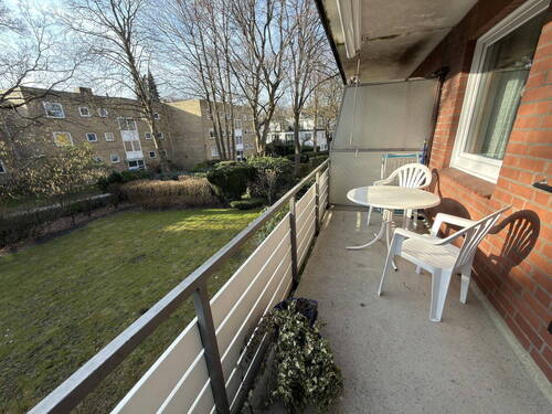 Balkon mit Blick nach rechts - 3 Zimmer Etagenwohnung zum Kaufen in Hamburg