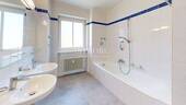Badezimmer mit Wanne - 
