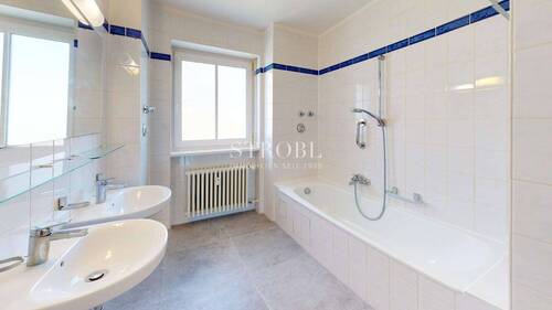 Badezimmer mit Wanne - 