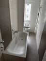 Badezimmer mit Wanne/Fenster/WM-Anschluss - 3 Zimmer Etagenwohnung in Wilkau-Haßlau