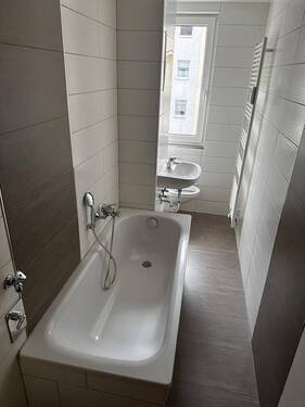 Badezimmer mit Wanne/Fenster/WM-Anschluss - 3 Zimmer Etagenwohnung in Wilkau-Haßlau