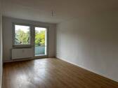 Wohnzimmer mit Balkon - 