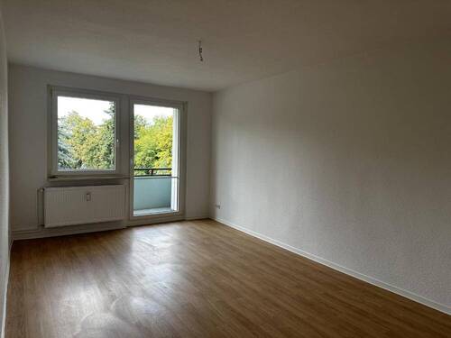 Wohnzimmer mit Balkon - 
