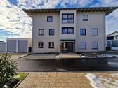 Frontansicht Mehrfamilienhaus - Neubau einer Wohnung - barrierefrei - mit Terrasse - Duplex-Doppelgarage - nachhaltiges Wohnen in Hengersberg - provisionsfrei