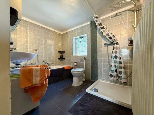 Erdgeschoss: Bad 1 - 