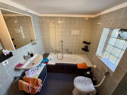 Erdgeschoss: Bad 1 - 