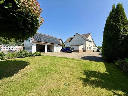 Ansicht Wohnhaus und Garagengebäude - 