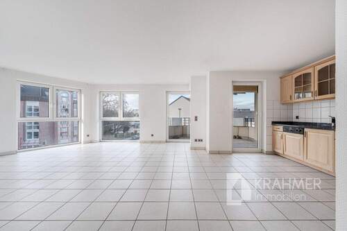 Wohnzimmer mit offener Küche - 3 Zimmer Etagenwohnung zum Kaufen in Hilden