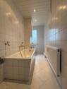 Badezimmer mit Fenster, Wanne und WM-Anschluss - 