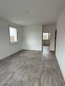 Wohnzimmer mit Blick zum Schlafzimmer - 