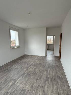 Wohnzimmer mit Blick zum Schlafzimmer - 