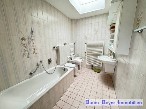Badezimmer mit Badewanne - 