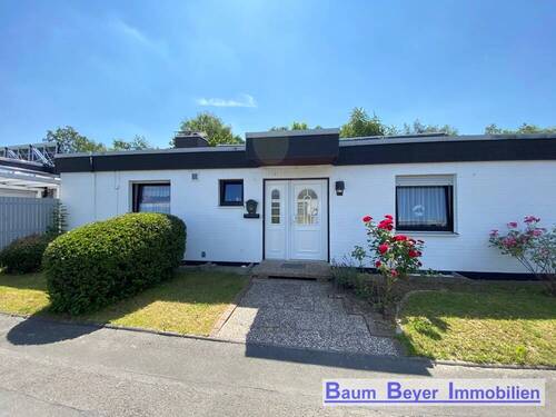 Hausansicht - Barrierefreier und sonniger Bungalow mit schönem Garten und Einliegerwohnung in Göttingen-Grone