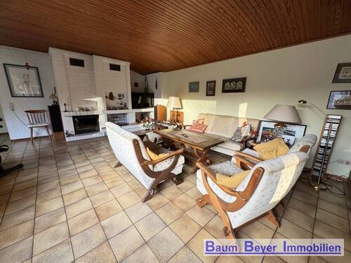 Wohnzimmer mit Kamin - 6 Zimmer Bungalow zum Kaufen in Göttingen