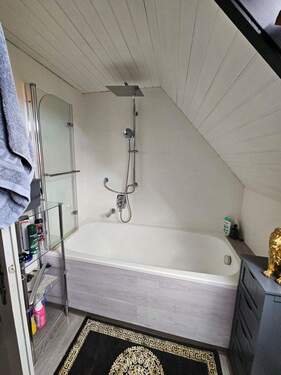 Badezimmer mit Wanne - 