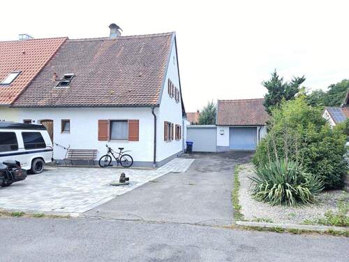 Aussenansicht Straße - RESERVIERT! -Familienglück zum fairen Preis - Doppelhaushälfte mit Wohlfühlgarten