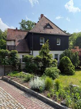 Haus_Vorderansicht - 6 Zimmer Doppelhaushälfte zum Kaufen in Radebeul