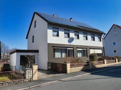 Zweifamilienhaus - Attraktives Zweifamilienhaus mit Garagen, Photovoltaik und soliden Mieteinnahmen