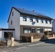 Attraktives Zweifamilienhaus mit Garagen, Photovoltaik und soliden Mieteinnahmen - Auerbach