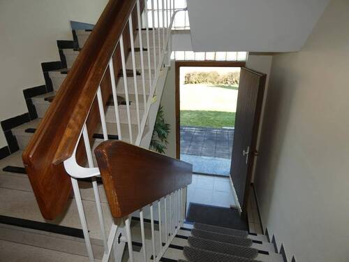 Gepflegtes Treppenhaus - 6 Zimmer Mehrfamilienhaus, Wohnhaus zum Kaufen in Auerbach