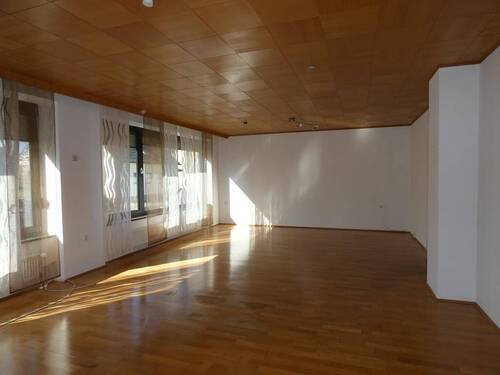 Sonniges Wohnzimmer - 6 Zimmer Mehrfamilienhaus, Wohnhaus in Auerbach