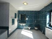 Traumhaft gefliestes Badezimmer - 
