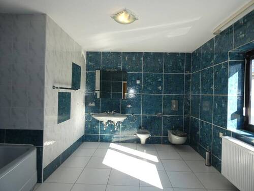Traumhaft gefliestes Badezimmer - 