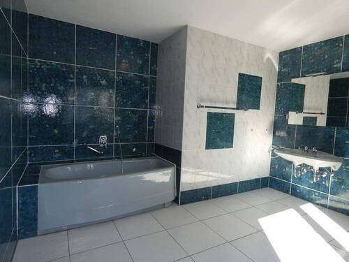 Großes Badezimmer mit Wanne - 