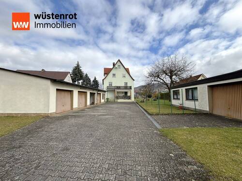 Südansicht _ Hofeinfahrt, mit Garagen und Nebengebäude - 