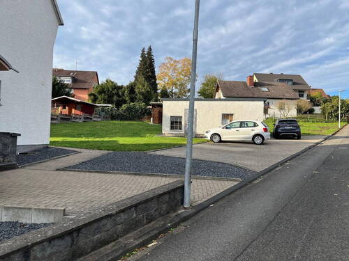 Stellplätze - 1 Zimmer Mehrfamilienhaus, Wohnhaus in Niederbieber