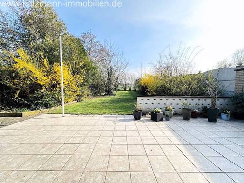 Terrasse mit Blick in den Garten - 