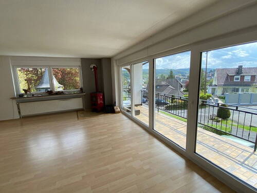 OG Blick aus dem Wohnzimmer - Einfamilienhaus in zentraler ruhiger Gegend mit schöner Aussicht zu verkaufen