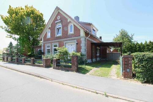 Seitenansicht mit Carport - Großartiger Garten, gemütliche Räumlichkeiten und genügend Stellplätze!