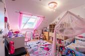 Mädchenzimmer mit Dachschrägenfenster - 