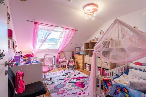 Mädchenzimmer mit Dachschrägenfenster - 