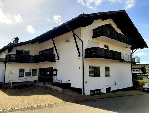 Blick vom Parkplatz aufs Haus - 2 Zimmer Etagenwohnung zur Miete in Frauenau