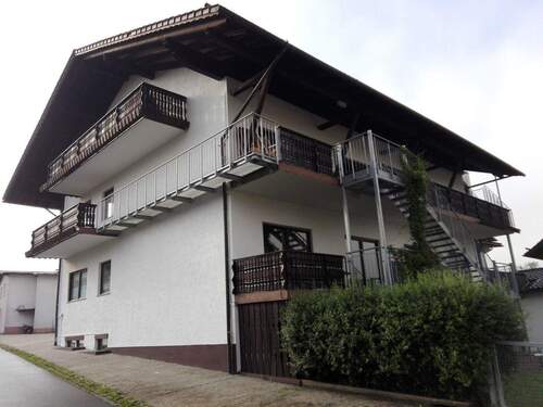 Hausansicht von N/W nach S/O - Etagenwohnung mit 60,00 m&sup2; in Frauenau zur Miete