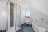 Badezimmer mit Dusche & Badewanne - 