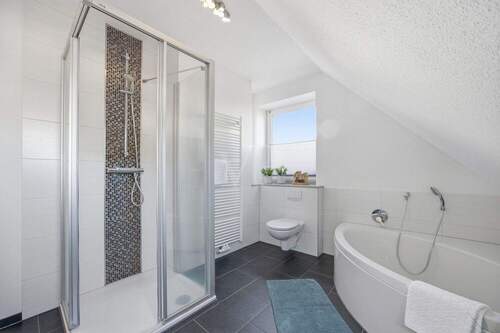 Badezimmer mit Dusche & Badewanne - 