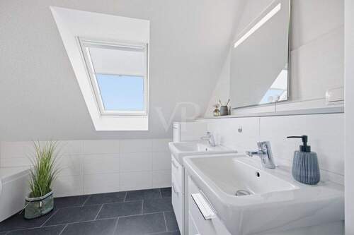 Badezimmer mit Dusche & Badewanne - 