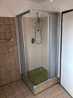 Dusche im Badezimmer - 