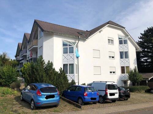 Hausansicht mit Parkplatz - 
