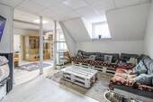 Wohnzimmer - Sofort bezugsfertig: 3-Zimmer-Wohnung mit Garage in gepflegtem Mehrfamilienhaus