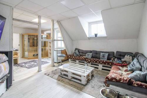 Wohnzimmer - Sofort bezugsfertig: 3-Zimmer-Wohnung mit Garage in gepflegtem Mehrfamilienhaus