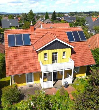 Luftansicht aus Süd - Einfamilienhaus im skandinavischen Landhausstil mit großer Ausbaureserve