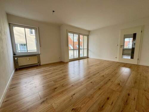 Wohnzimmer - Sanierte Wohnung in ruhiger Lage - 3-Zimmer-Wohnung mit Balkon und Einbauküche